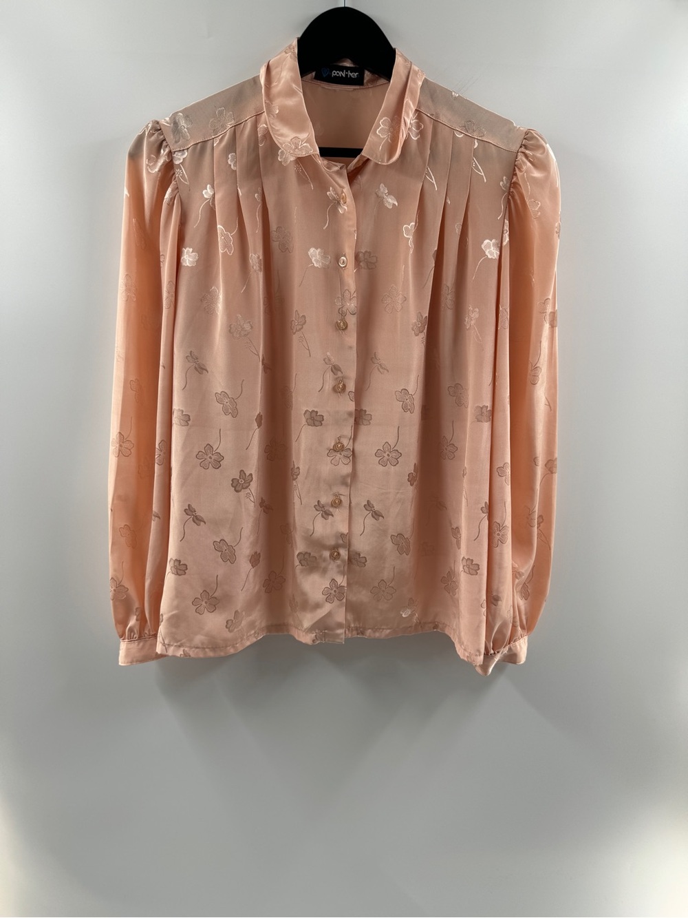 Vintage 1970s–1980s Panther Peach Satin Floral Blouse – Women’s Size Approx. Lar